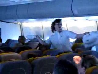 Lufthansa uçağında yastık savaşı