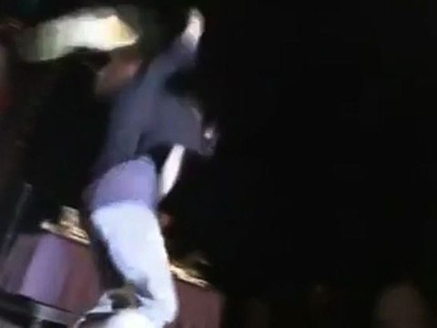 Justin Bieber reçoit une bouteille dans la tête