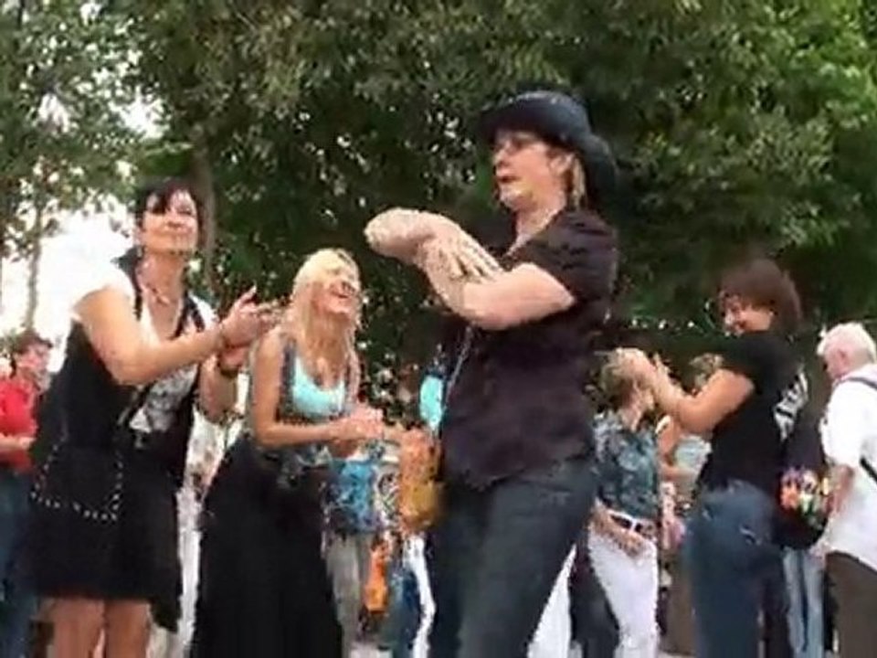 Paris plage 2010 danses country au bassin de la Villette N°2