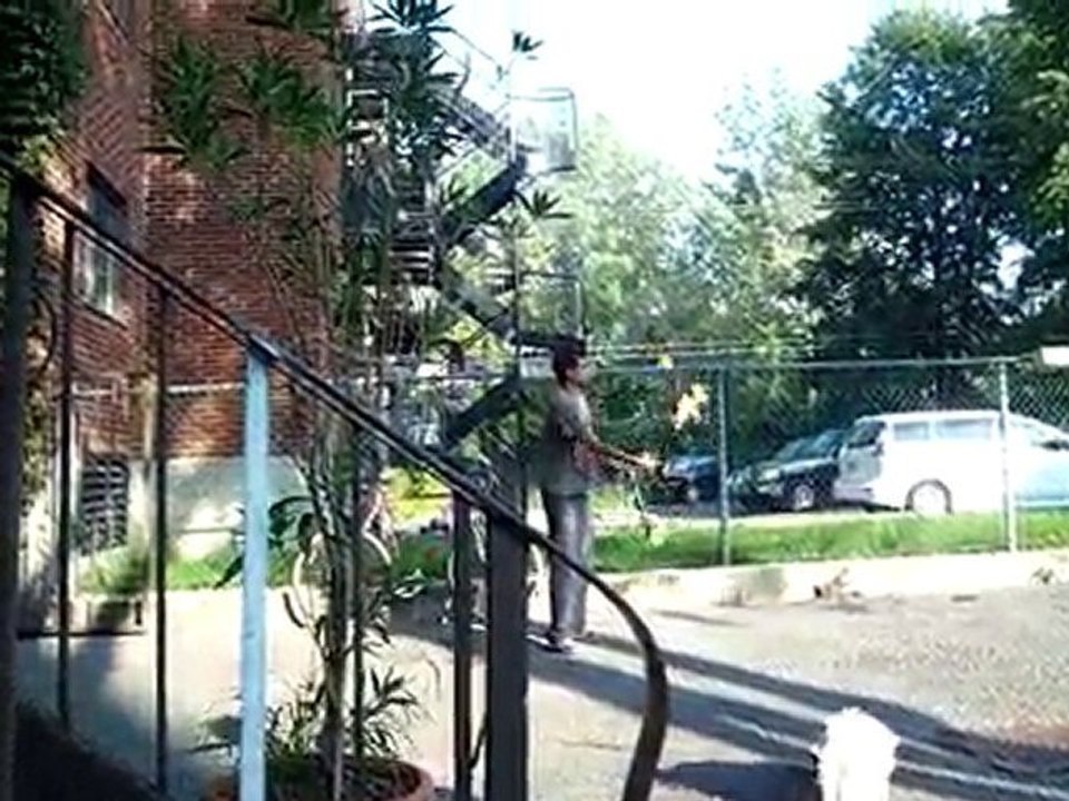 Hugo qui jongle avec du feu!!