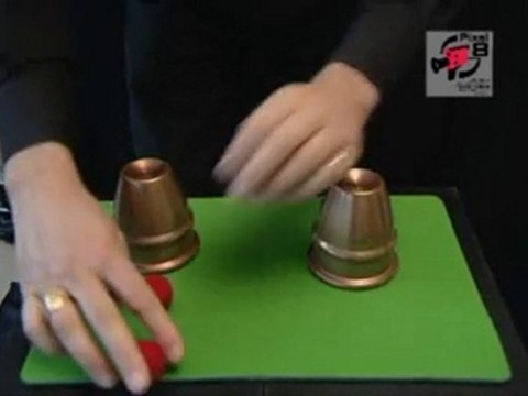 Les gobelets : tour de magie. Daniel Juillerat, Magicien