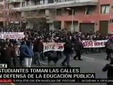 Estudiantes toman las calles en defensa de la educación pú