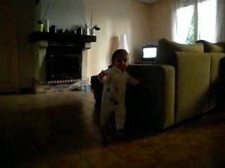 Agathe marche tout début