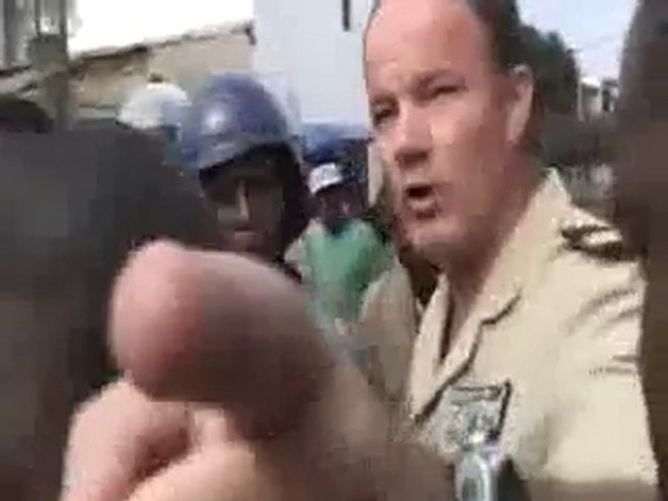 Un militaire menace un journaliste.