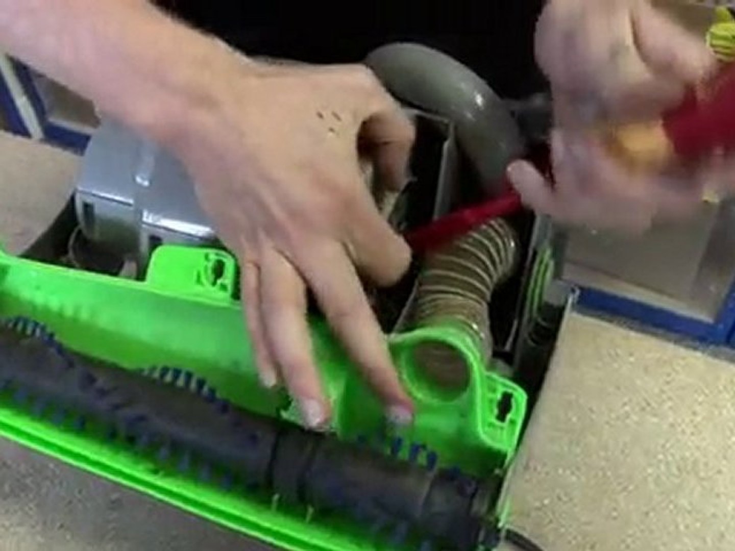 How to replace the belt on a Dyson - DC04 - video Dailymotion