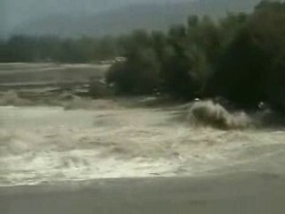 Tsunaminin Tam Ortasında Tek Başına Bir Adam