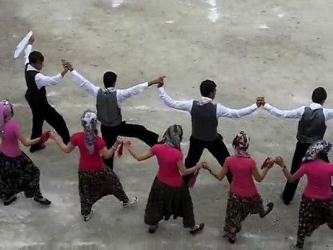 gülpınar lisesi 19 mayıs gösterisi üç ayak