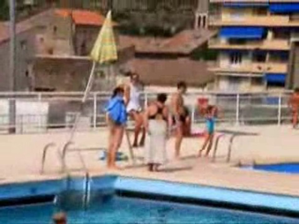 A LA PISCINNE