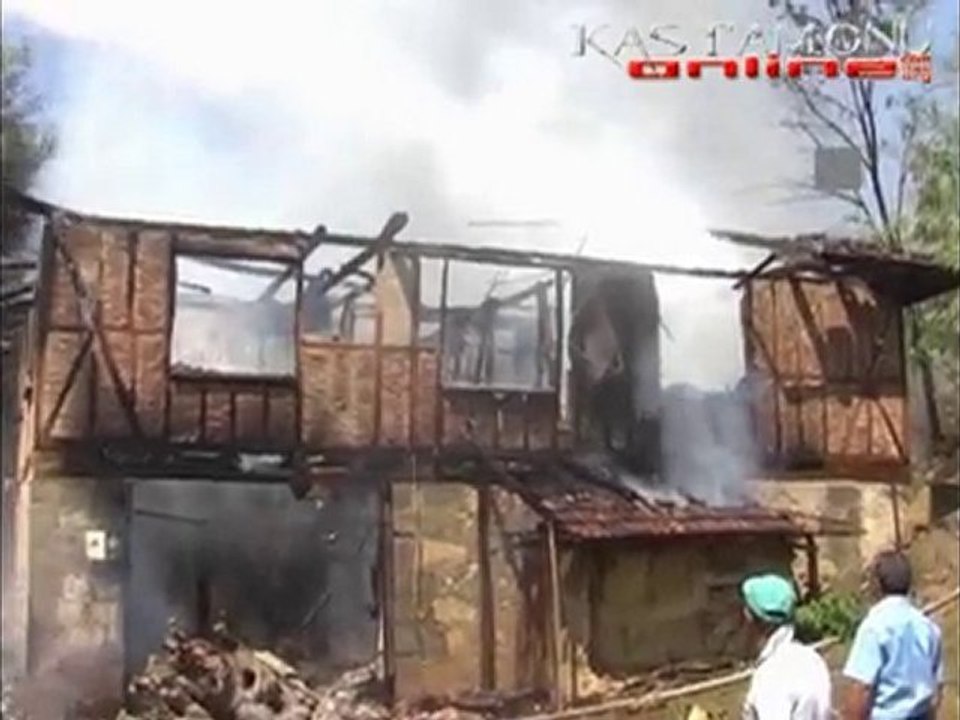 Alevler Bir Aileyi Evsiz Bıraktı