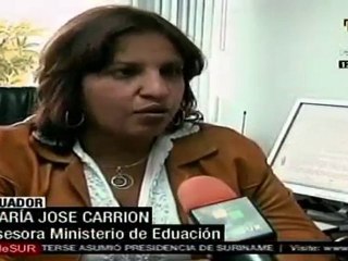 Marchan maestros en Ecuador, otra parte del gremio apoya ref