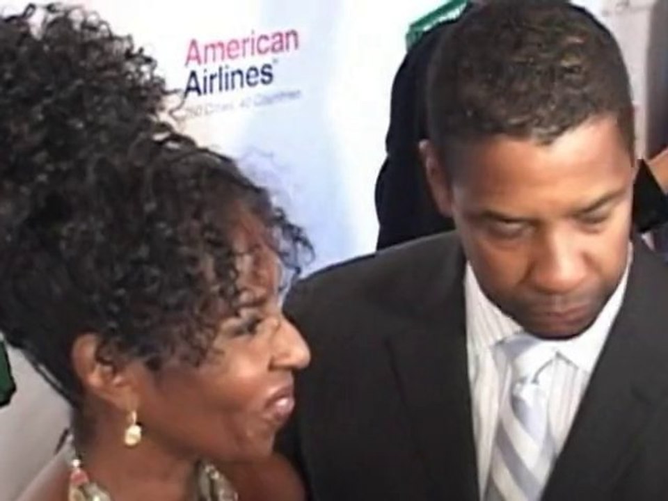 SNTV - Stunning Eliza Dushku wows with a red carpet kiss