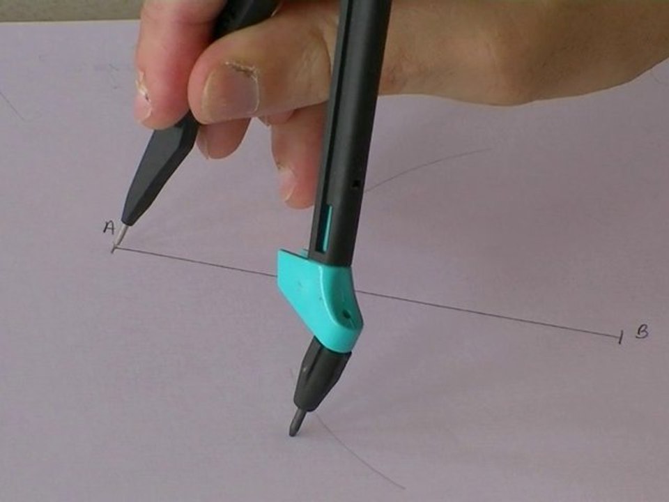 Cours - Tracer la médiatrice d'un segment avec le compas