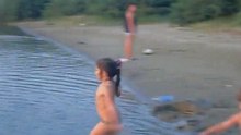 Anna et Nicolas dans la rivière