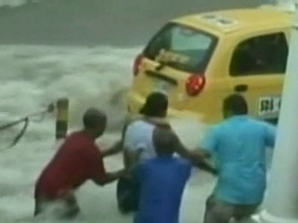 Dramatic rescue during flash floods in Colombia