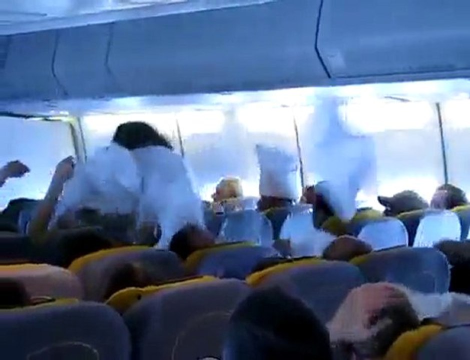 Pillow Fight in Lufthnasa airplane!