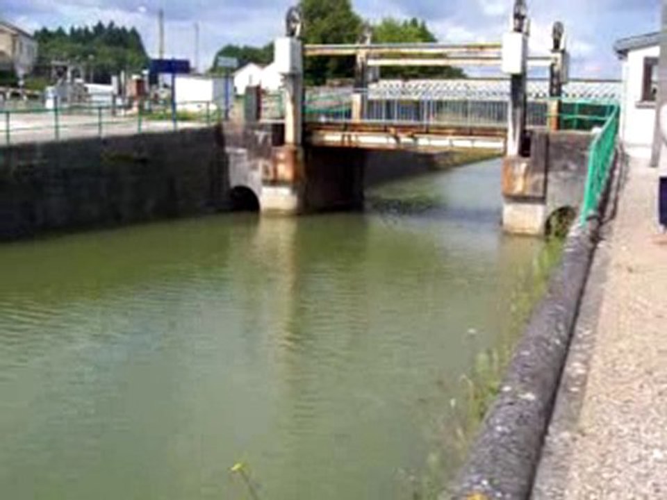 LE PONT LEVANT DE LUZY SUR MARNE 52