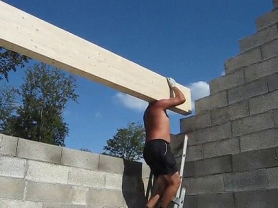 Montage d'une poutre de charpente