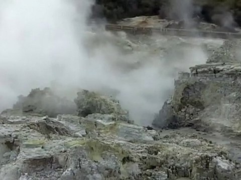 Steam at Rotorua, New Zealand: Hell's Gate Thermal ...