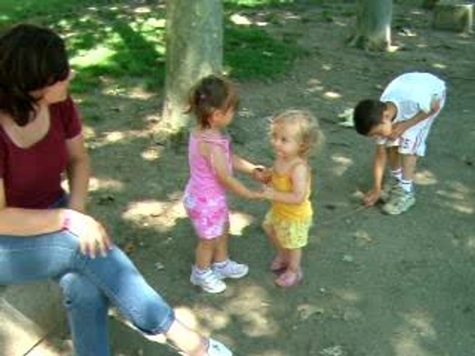 Mélia danse avec Emma