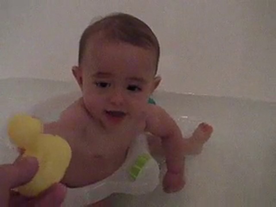 Je prends mon bain assise