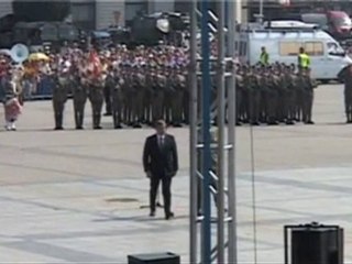 Komorowski: Czołem żołnierze!. Żołnierze: Czołem Panie Prezydencie!