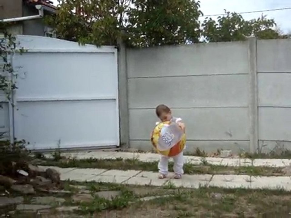 Emma joue avec son ballon