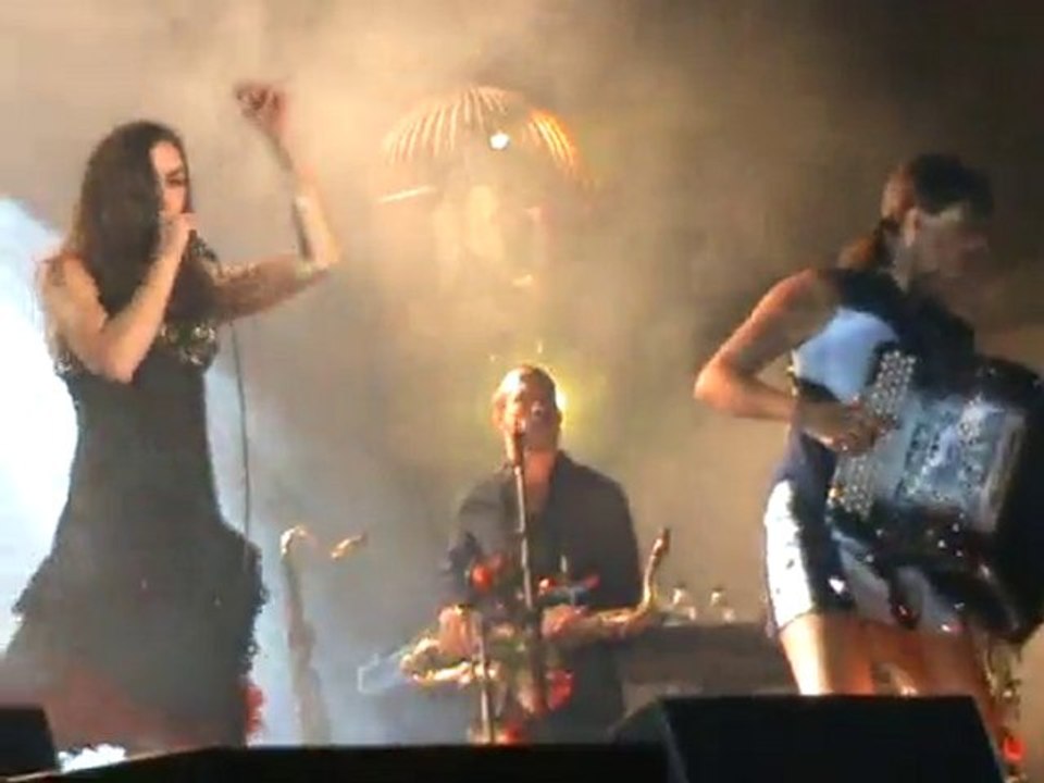 OLIVIA RUIZ  belle à en crever live 14/08/2010 à Luxey