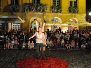 sarlat de caneda spectacle de rue d'un couple d'accrobate