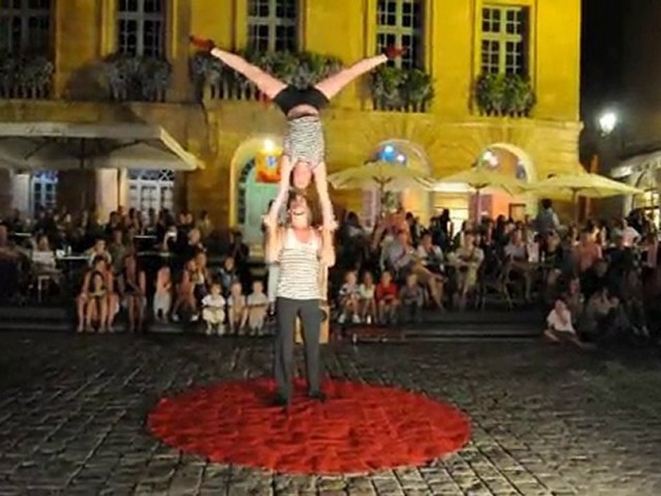 sarlat de caneda spectacle de rue d'un couple d'accrobate