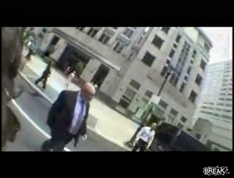 ciclista contromano investe pedone