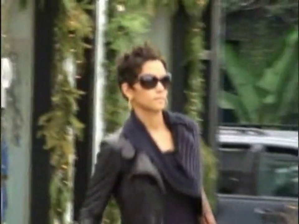 SNTV - Halle Berry brise son silence