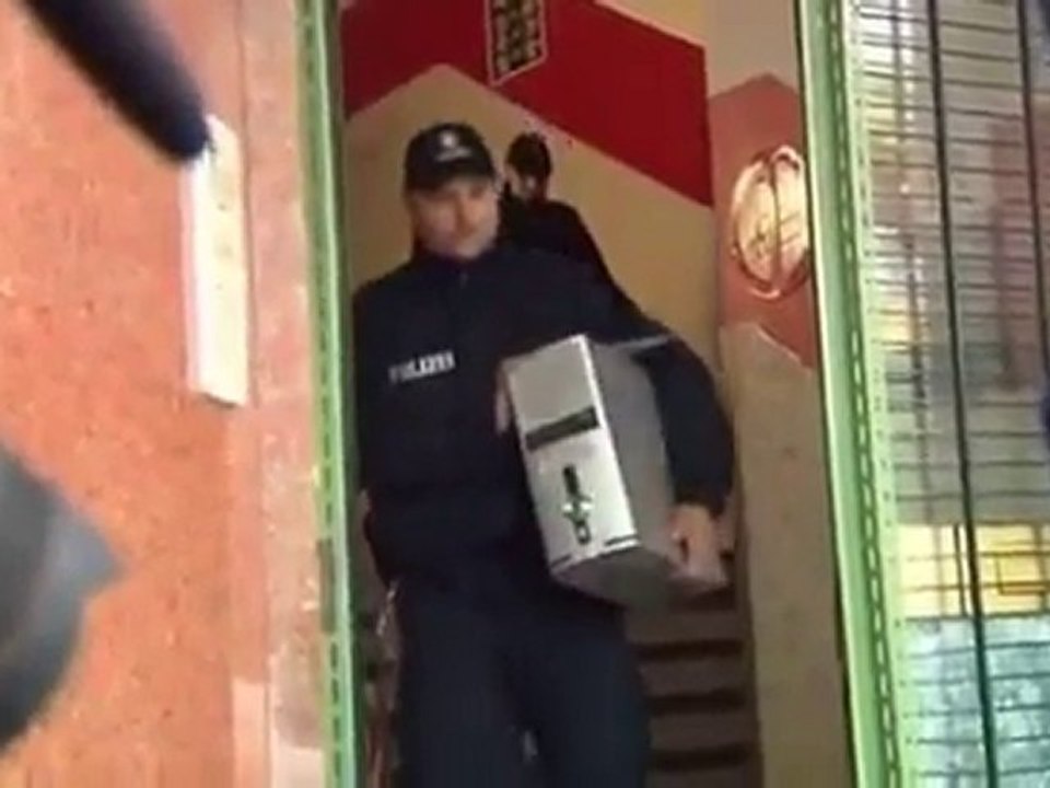 Alman Polisi camileri basıyor