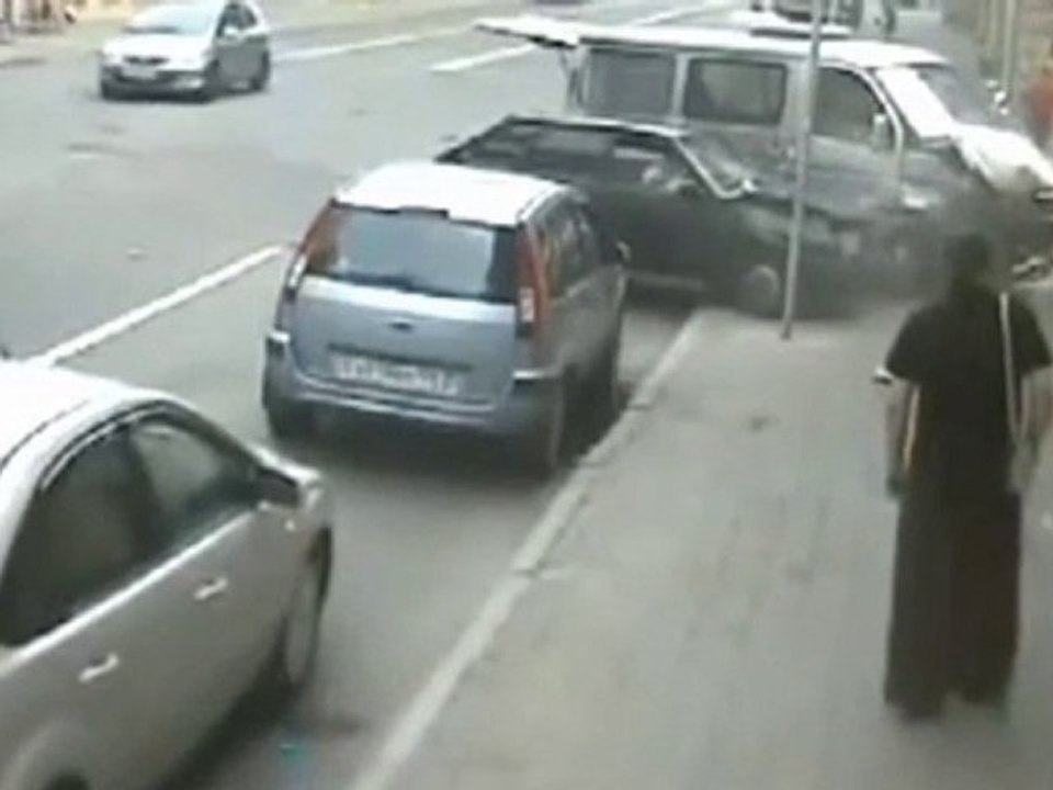 Russia: pedone si salva per miracolo