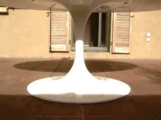 La Table Pétula ovale en fibre de verre