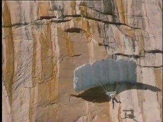 drammatico incidente di base jumping