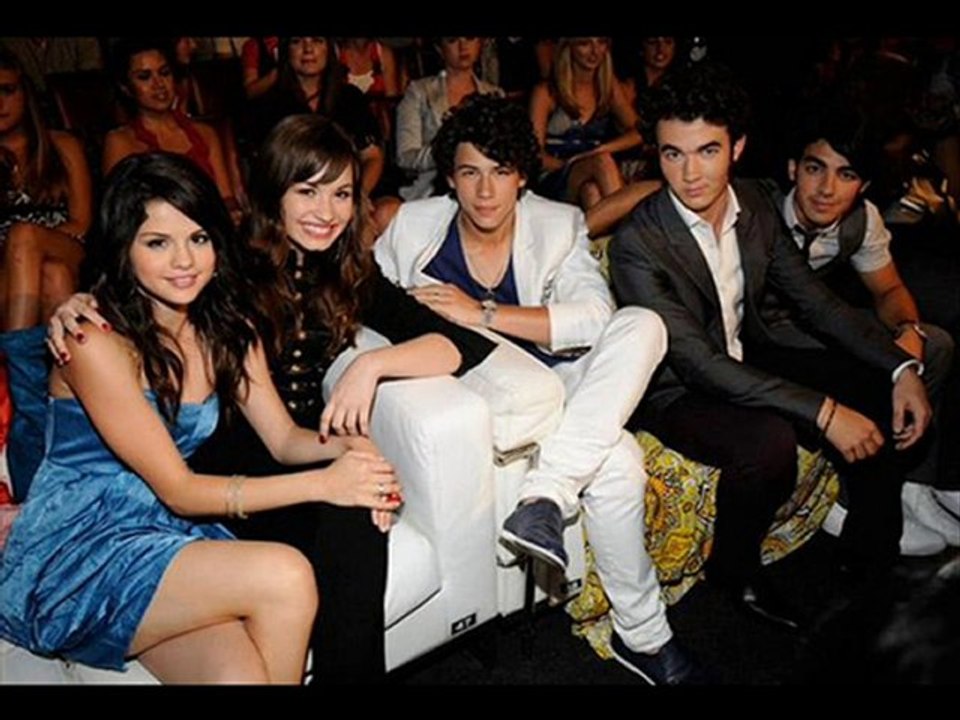 Miley-Selena-Demi-Jonas _ Send it on