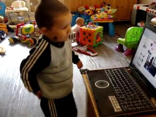 Wiwi tente le waka-waka, Freddy joue, Alex rampe