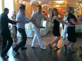 Свидетели танцуют за туфельку невесты-