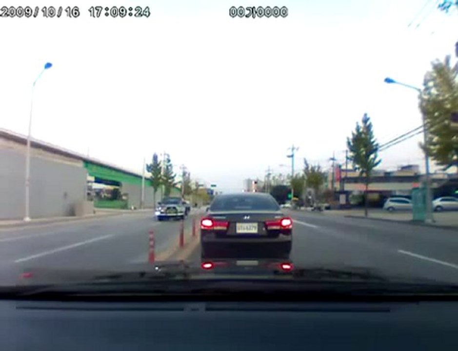 SUV coupe la route en corée