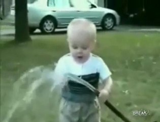 Biri şu çocuğa yardım etsin suyu içemedi gitti