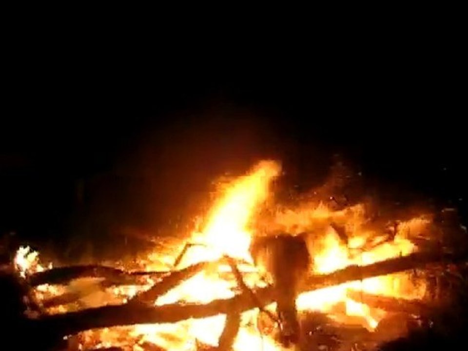 Régis saute un feu de camp : all-et-nothing.blogspot.com