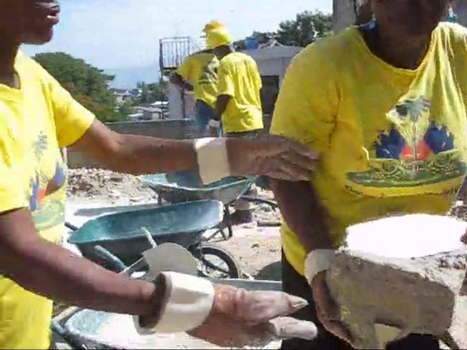 Haïti, la vie après le séisme: déblayage des décombres