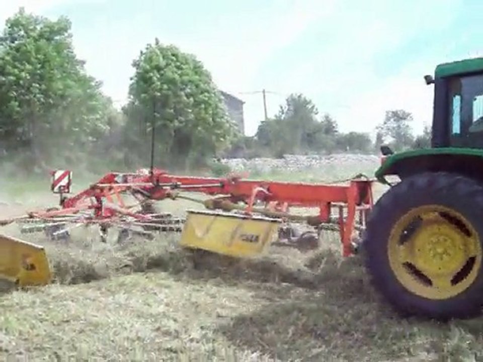 John Deere 6110 et andaineur fella