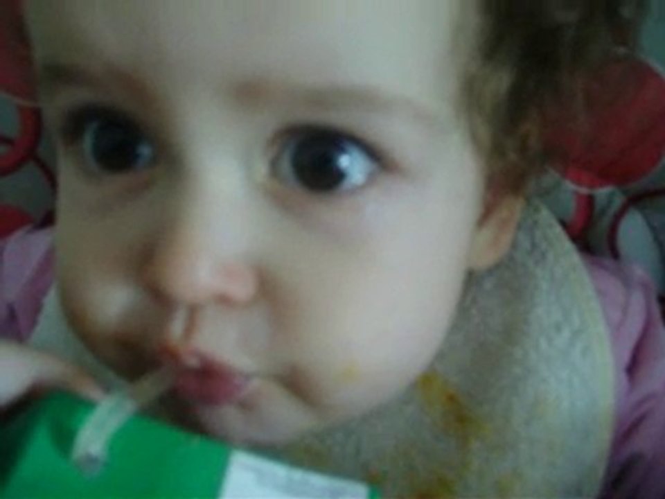 Nono boit à la paille