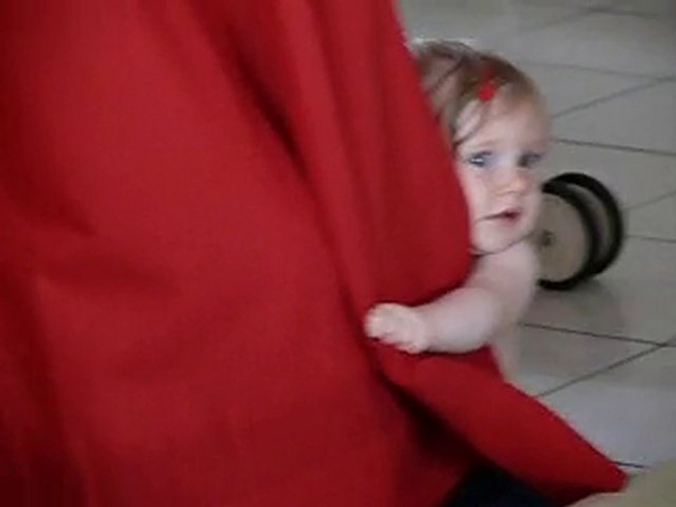 Hélo (9 mois tout pile) joue