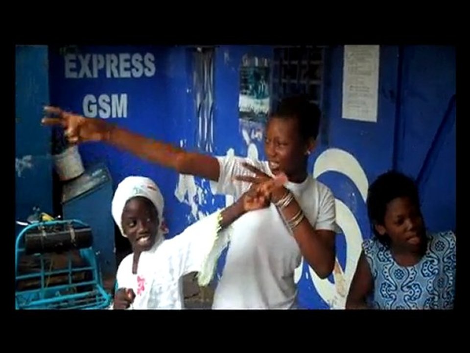 Ici, les enfants dansent le Goana