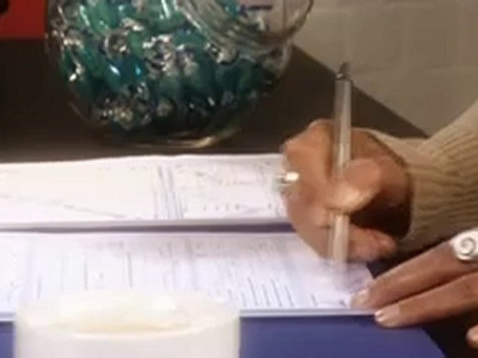 Attac zieht Bankern die Hosen aus