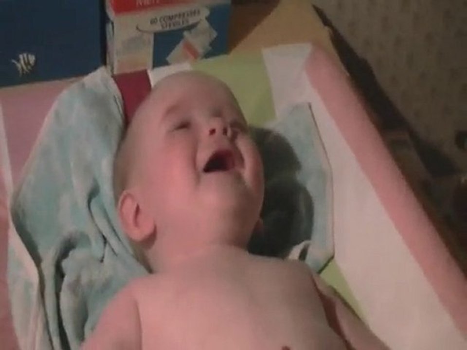 Un bébé qui rigole