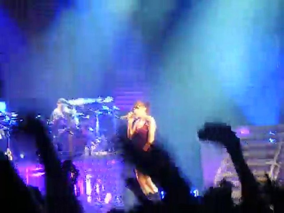 Superbus - Apprends-moi + jeu des mains (live Lyon 18/12/09)