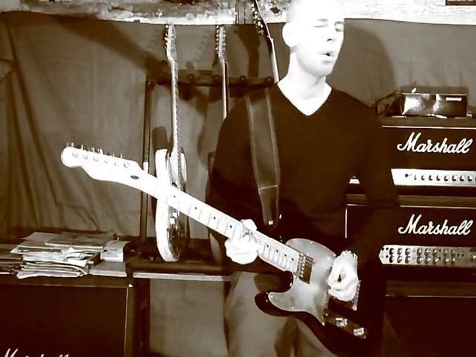 Gary Roch - Parisienne Walkways [OFFICIAL MUSIC VIDEO]